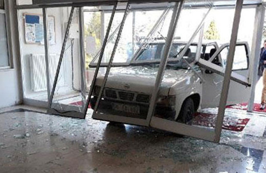 Görenler şok oldu! Kamyonetle hükümet konağına girdi