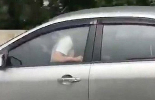 Seyir halindeki otomobilde cinsel ilişkiye girdiler!