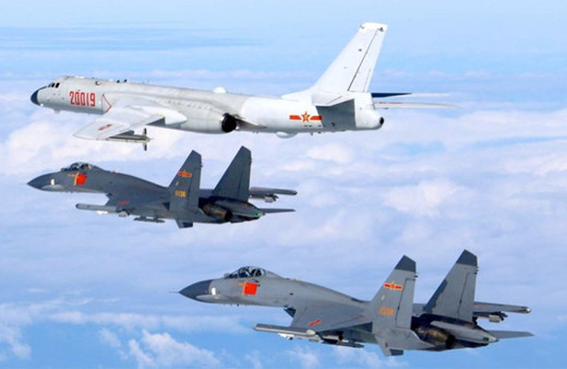 Çin savaş uçaklarıyla gözdağı verdi
