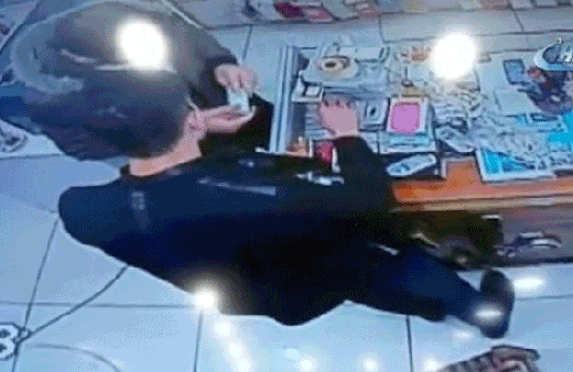 Batarya bir anda elinde patladı! Ölümden böyle döndü