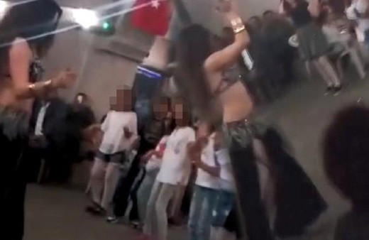 İlkokul gezisinde ’dansözlü- zenneli’ skandal gece!