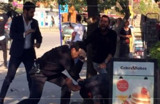 Sokak ortasında polisle tekme tokat kavga ettiler