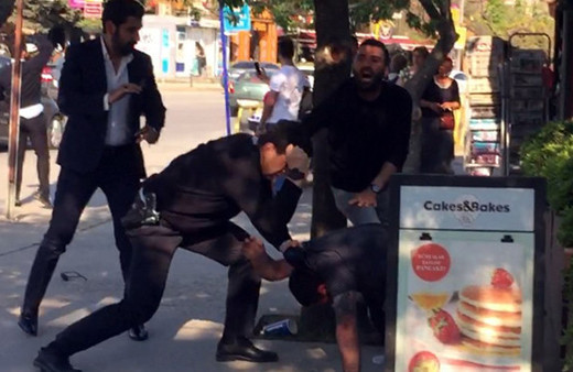 Polis ile alkollü şahıslar arasında tekme-tokat kavga