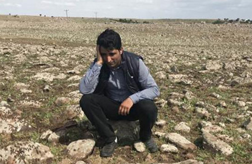 Her gün çaresizce nöbet tutuyorlar