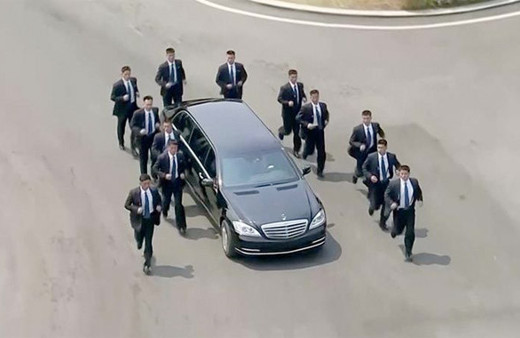 Kim'in adamları bunlar! Dünyanın izlediği ilginç görüntü