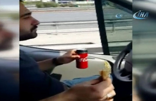 Kazaya böyle davetiye çıkardı! Direksiyon başında...