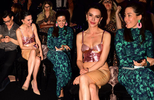 Dekolteli dönüş! Mankenleri gölgede bıraktı gözleri şaşı etti