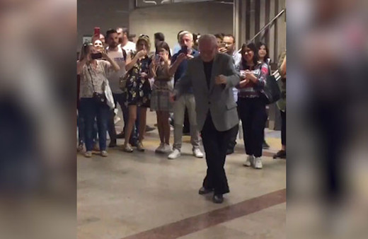 Taksim metrosunda böyle dans etti sosyal medya yıkıldı