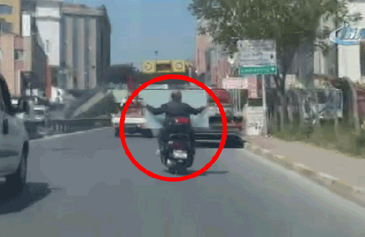 Trafikte tehlikeli yolculuk! Ölüme meydan okudular