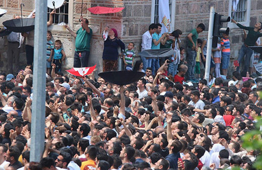 6 ton dağıtıldı: Yakalamak için akın ettiler!