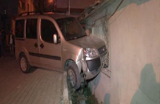 Bağcılar'da otomobil eve girdi: 1 yaralı