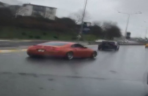 Lüks otomobilli trafik magandaları kamerada