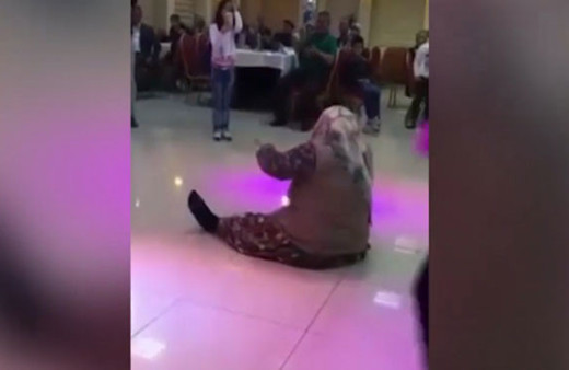 Bastonlu nine 'Topal Havası'yla kendinden geçti