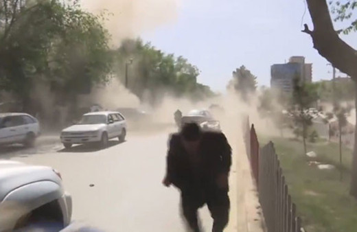 O ülkede çifte saldırı! 4'ü gazeteci onlarca ölü