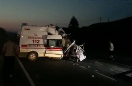 İzmir'de feci kaza! Ambulans tıra çarptı 1 sağlık personeli hayatını kaybetti
