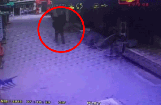 Ölümden kıl payı kurtuldu! Kopan mermer parçası...