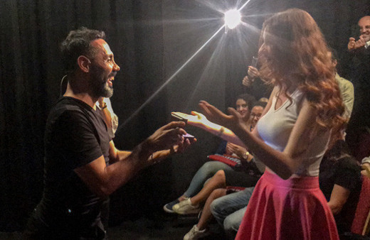 Ünlü oyuncu sahnede öyle bir şey yaptı ki herkes şaştı kaldı!