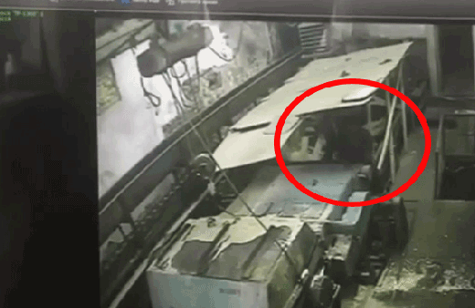 Öğütme makinesine düşen işçi devasa bıçaklara kapılıp can verdi