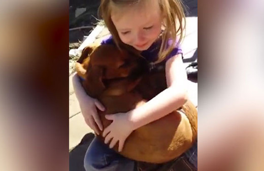 Köpeği rahat uyusun diye ninni söyleyen sevimli ufaklık