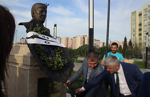 CHP'li belediye başkanı parka kendi büstünü yaptırdı!