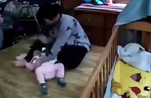 Hem dövdü hem telefonla oynadı bebeğe yapmadığı kalmadı