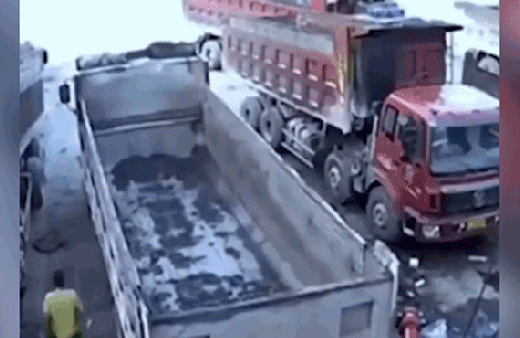 Kamyoneti durdurmak isterken feci şekilde can verdi!