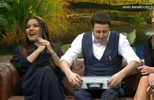 Beyaz Show'da İlker Ayrık'tan Demet Akalın'a acı sürpriz