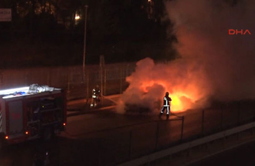 Seyir halindeki araç alev alev yandı