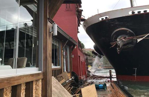 İstanbul Boğazı'nda tanker yalıya çarptı!