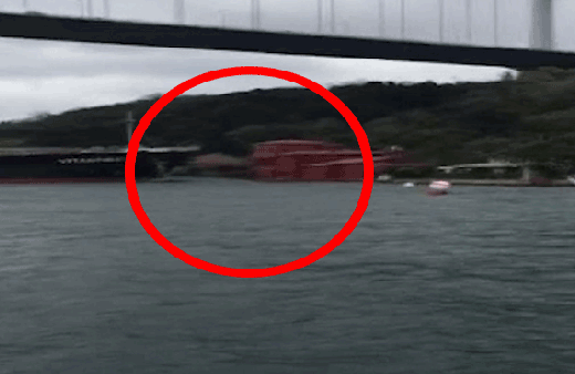 İstanbul Boğazı'nda gemi yalıya böyle çarptı