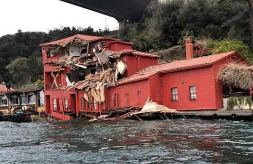 Tarihi yalı kaza sonrası paramparça oldu!