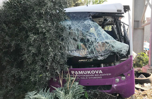 Sakarya’da özel halk otobüsü üst geçidin ayağına çarptı: 16 yaralı