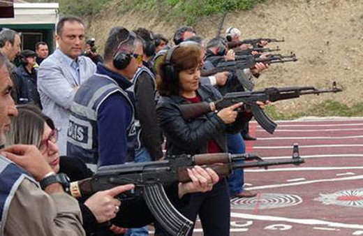 Muhtarlara silah dersi verdiler