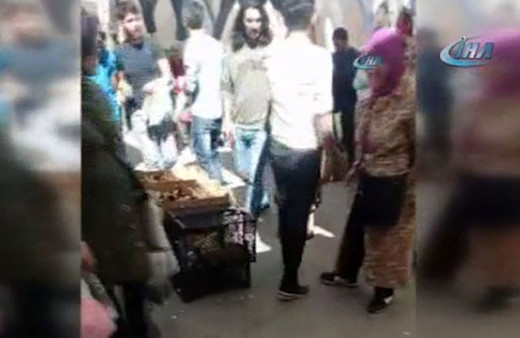 Hayvansever kadınla civciv satıcısı arasında arbede kamerada