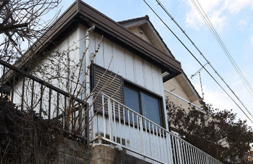 Polisler dondu kaldı! Oğlunu 20 yıldır kafeste...