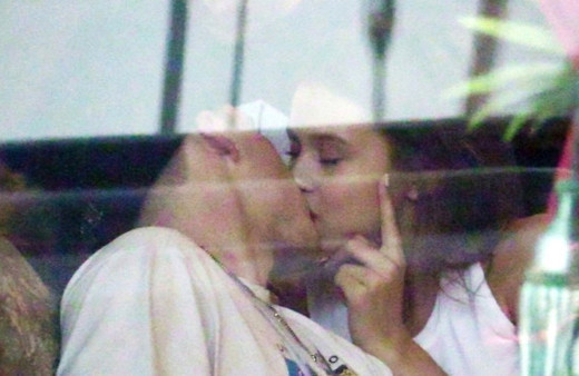 Babasının izinden gidiyor! Öpüşürken yakalandı