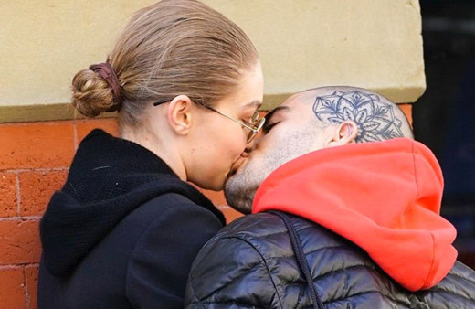 Ünlü çift barıştı sokak ortasında öpüştüler!