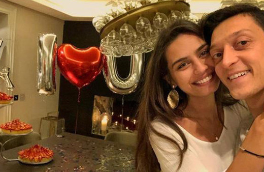 Mesut'tan Amine'ye dev malikanede büyük sürpriz! 