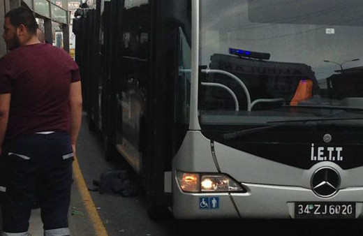 Metrobüs durağında çok feci olay! 
