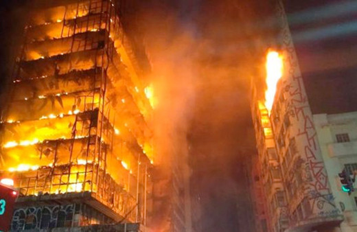 Brezilya'da çıkan yangında 26 katlı bina çöktü