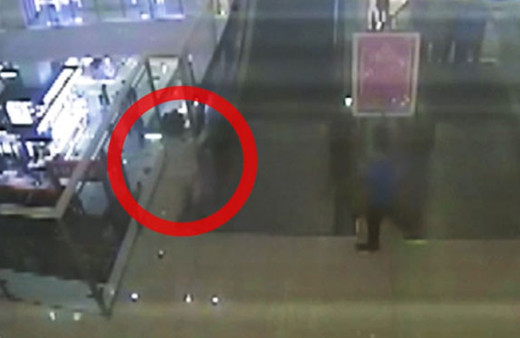 Faciadan son anda dönüldü!  Bir anda merdiven bandına kapıldı ve...