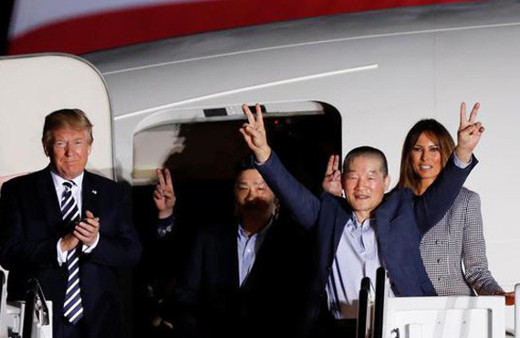 ABD'de tarihi anlar! Trump uçağın kapısında karşıladı...