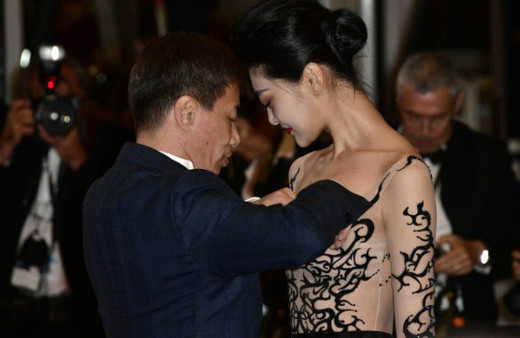 Galaya damga vuran kare! Göğüsleri görününce hemen müdahale etti