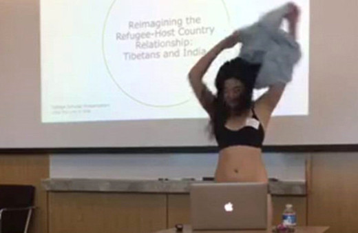 Böyle tepki görülmedi! Hocasına kızdı soyunmaya başladı