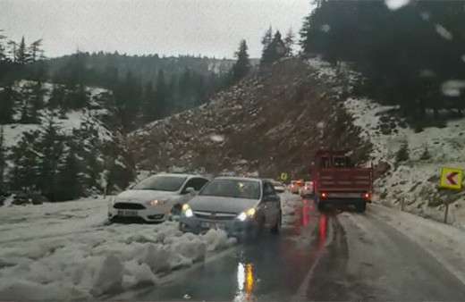 Antalya-Konya karayolunda dolu ulaşımı olumsuz etkiledi!