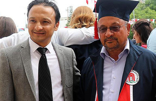 61 yaşında oğlunun elinden diploma aldı
