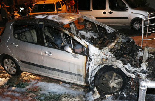 Eski eşinin arabasını yakıp polise teslim oldu