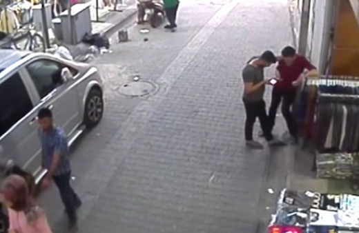 Cep telefonunu çaldı, sekerek kaçınca yakayı ele verdi