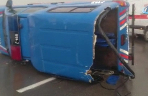 Askeri araç devrildi: Yaralılar var