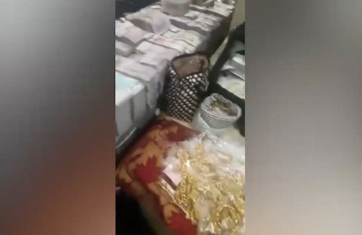 Bunlar eski başbakanın evinden çıktı! Ülke sokağa döküldü